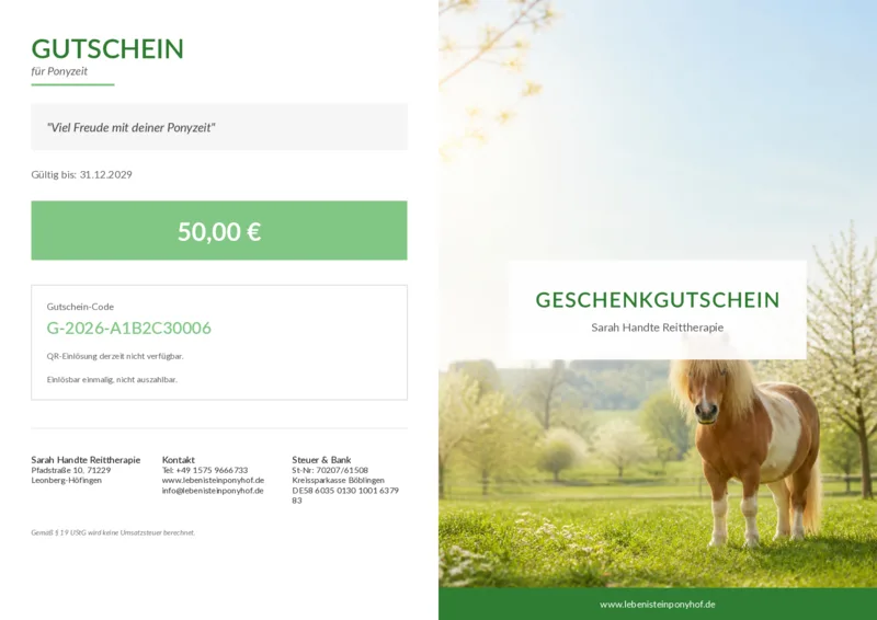 Helles Pony auf grüner Frühlingswiese